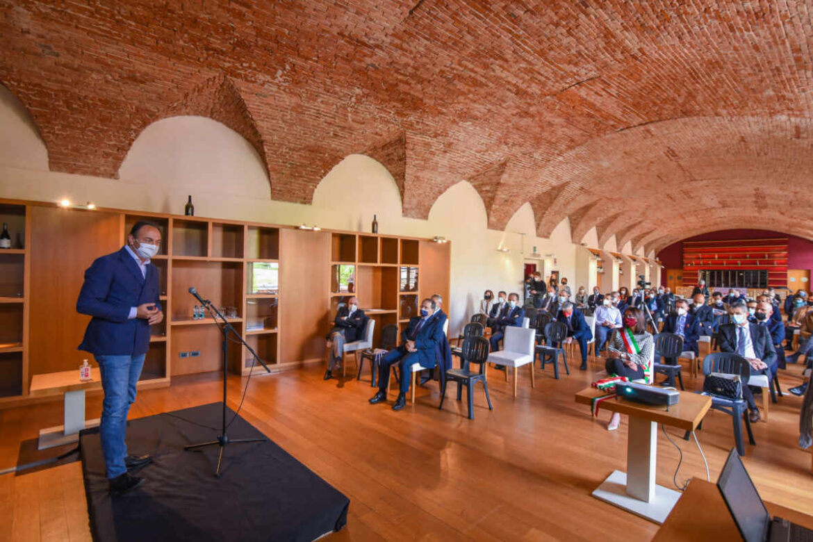 inaugurazione_barolo_città_del_vino Lo scorso sabato è stato ufficialmente inaugurato il calendario di eventi che segnerà la nomina della cittadina langarola a capitale del vino italiano per l’anno in corso.