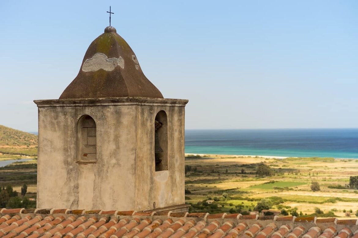 30_comuni_sardi_città_vino Con l’ingresso di Arzachena, Modolo, Dolianova, Luras e Uri salgono a 30 i borghi sardi iscritti all’associazione che riunisce i comuni enoturistici italiani.
