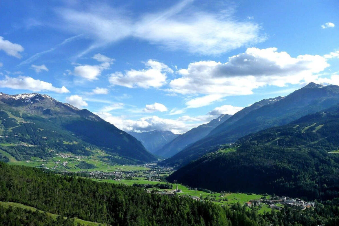 Mangiar_per_vigne_2021_valtellina Con Mangiar per vigne il territorio lombardo propone un nuovo modello di enoturismo in vista delle Olimpiadi del 2026.