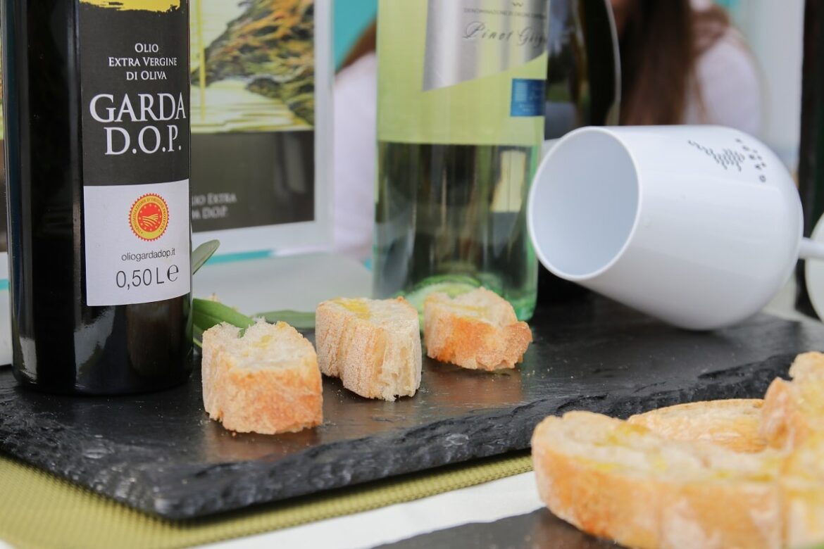 garda_doc_garda_olio_aperitivo L’importante sinergia tra due prodotti cruciali per l’economia gardesana ha preso forma sul green del Golf Club Verona.