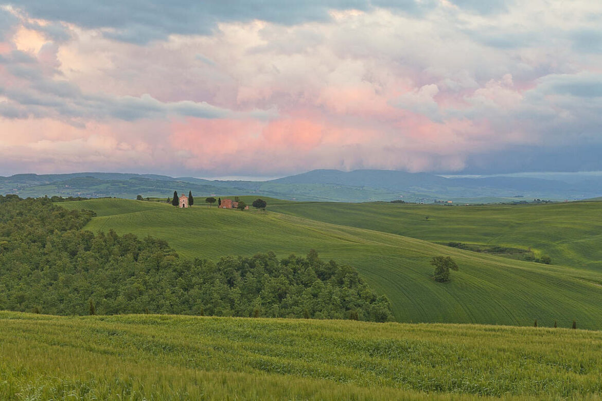 XVII_rapporto_turismo_vino_città_vino Secondo il XVII Rapporto sul Turismo del Vino in Italia la Toscana si conferma destinazione prediletta degli enoturisti, inseguita da Piemonte e Sicilia. Diffusa la richiesta di un piano di rilancio del settore.