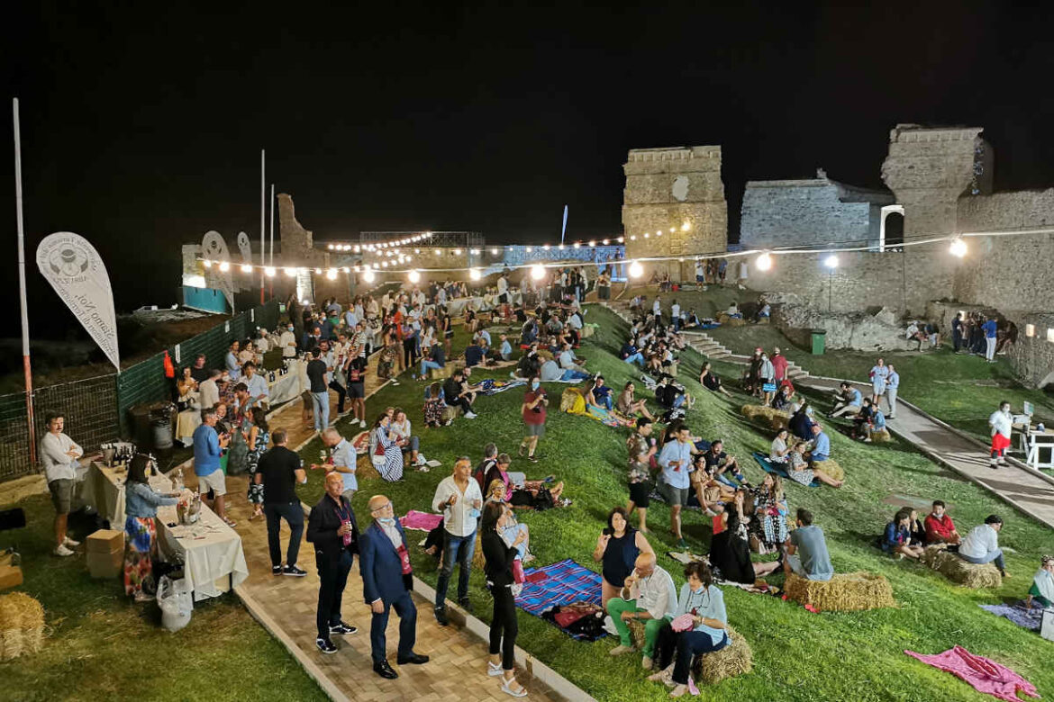 calici_stelle_2021 Che siano tra le vigne oppure in piazza, sono decine gli appuntamenti pensati per godersi un momento di “sospensione tra Cielo e terra”.