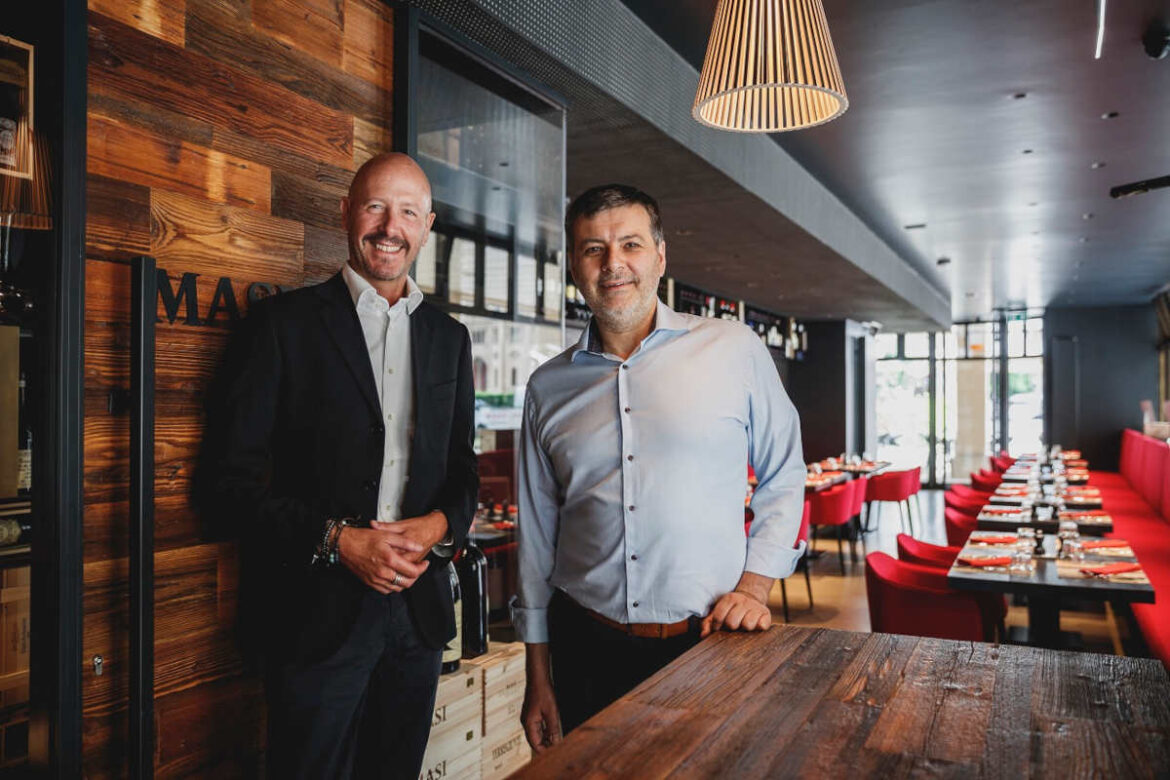 masi_wine_bar_monaco_baviera Aperto nella ricca città bavarese l'ottavo locale monomarca dell'azienda veneta, che punta a fondere eccellenza enogastronomica italiana e ricercatezza degli ambienti.