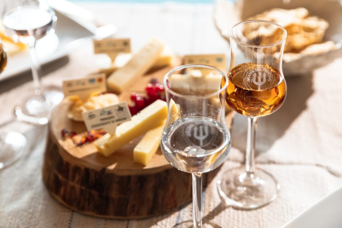 In Trentino le distillerie accolgono anche d’estate